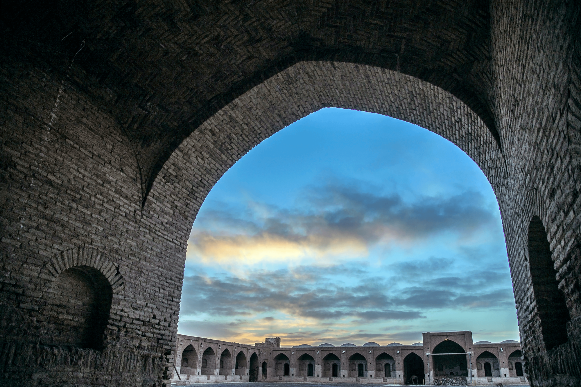 تصعيد خطير: صفارات إنذار في تل أبيب وسط مزاعم إيرانية بإطلاق صواريخ